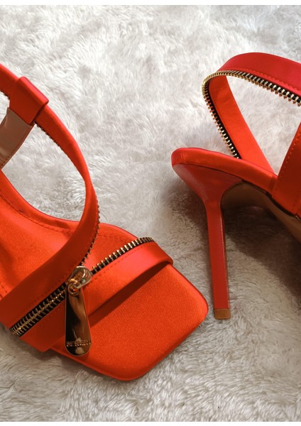 Femme Siyah - Kırmızı Fermuar Detaylı Saten Kumaş Kare Burun 8 cm Ince Topuk Davet Ayakkabısı