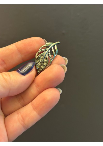 Zirkon Taşlı Yaprak Broş Yaka İğnesi Giyim Türban Aksesuarı 3x1 cm fiyatları