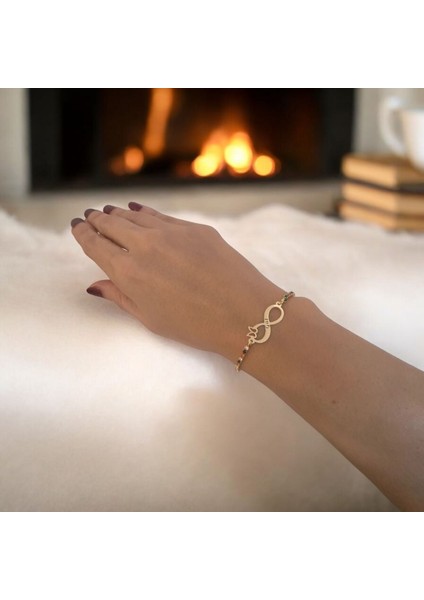 Zarif Sonsuzluk Kelebek Motifli, Renkli Taşlı ve 14 Ayar Altın Plakalı İsme Özel Bileklik fiyatları