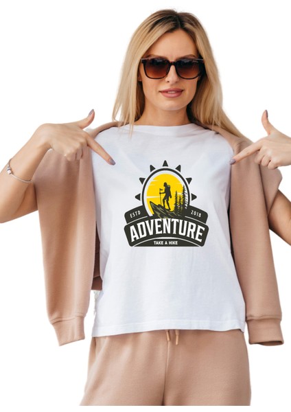 Kadın Dağcılık Buıldıng Temalı Regular Tişört fiyatları