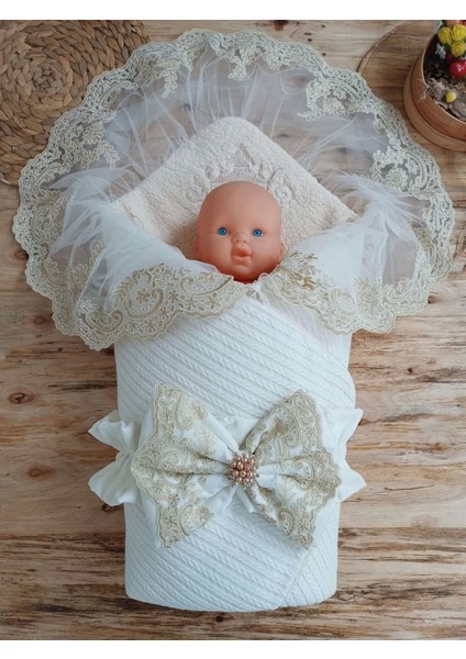 Yenidoğan Kuzulu Taç Nakış Güpürlü Fiyonklu Duvaklı Prizma Taş Unisex Kundak Bebek Battaniyesi