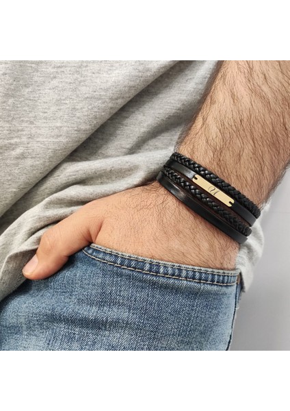 Şık Tasarımıyla Dikdörtgen Motifli, Siyah Deri Örgülü ve 14 Ayar Altın Plakalı Harfe Özel Bileklik fiyatları