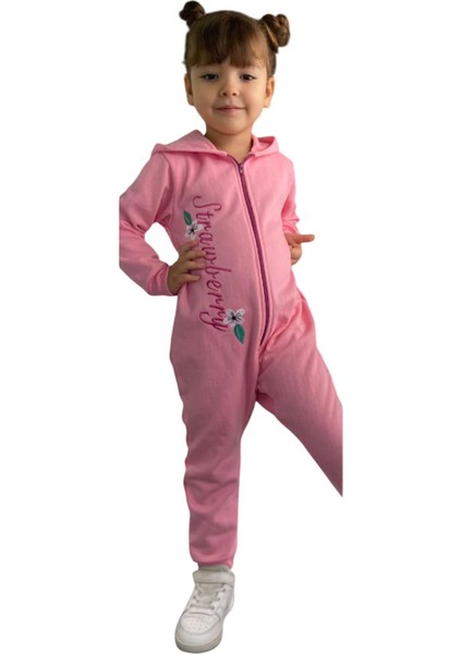 Kız Bebek Üzerinde Çilek Yazı ve Baskılı Önü Fermuarlı Kapüşonlu Pembe Tulum