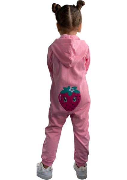 Kız Bebek Üzerinde Çilek Yazı ve Baskılı Önü Fermuarlı Kapüşonlu Pembe Tulum