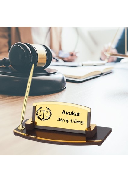 Avukatlara Özel Tasarımlı Ahşap Kalemli Masa Üstü Isimlik
