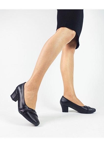Siyah Renk Fincan Kısa Kalın Topuk Anne Topuklu Ayakkabı