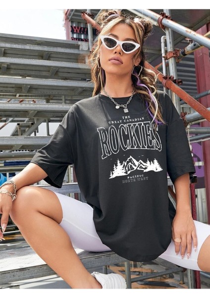Kadın / Kız Rockıes Baskılı Siyah Oversize T-Shirt Salaş Boyfirend fiyatları