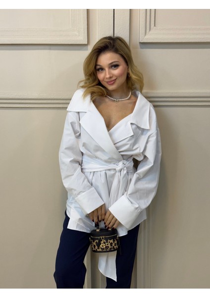 Beyaz Açık Yaka Kuşaklı Gömlek