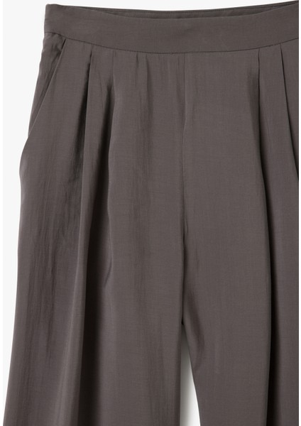 Cepli Pile Detaylı Geniş Paça Pantolon