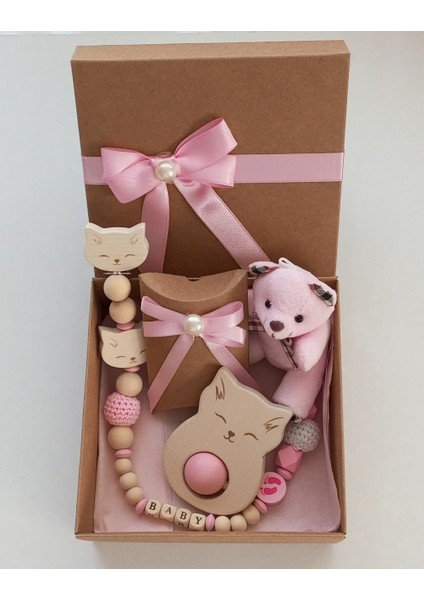 Hoşgeldin Bebek, Yenidoğan Kız Bebek Isimli Emzik Askısı Hediye Seti