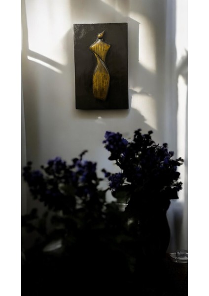 El Yapımı Ahşap Oyma Kadın Figürlü Dekoratif Tablo Modern Sanatsal Duvar Dekoru ve Tablo 22 x 35 cm
