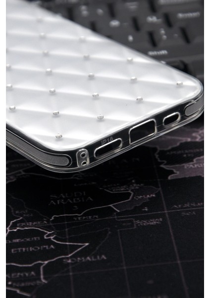 iPhone 16 Uyumlu Baklava Desenli Pırlanta Taşlı Sert Kapak Kılıf Beyaz indirimleri