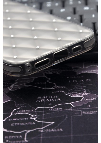 iPhone 16 Uyumlu Baklava Desenli Pırlanta Taşlı Sert Kapak Kılıf Gri indirimleri