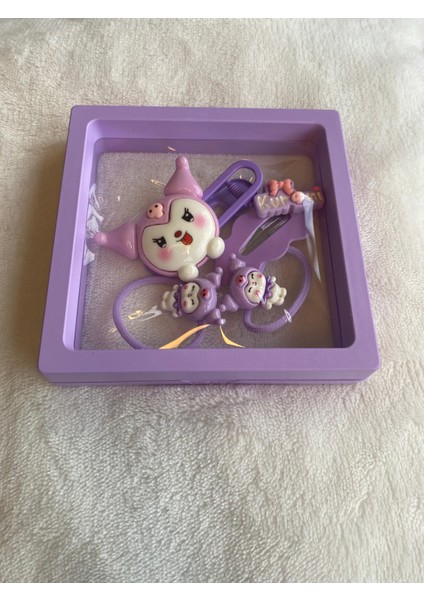 Kız Çocuk Sanrio Kuromi Lastikli Toka Pensli Yan Toka Dört Adet Mor Renk Kutulu Toka Seti