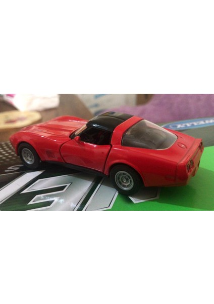 Oyuncak Metal Model Araba 1 / 36 Çek Bırak 1982 Corvette Coupe Kırmızı fiyatları