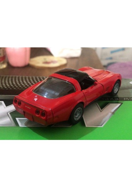 Oyuncak Metal Model Araba 1 / 36 Çek Bırak 1982 Corvette Coupe Kırmızı modelleri