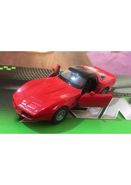 Oyuncak Metal Model Araba 1 / 36 Çek Bırak 1982 Corvette Coupe Kırmızı indirimleri