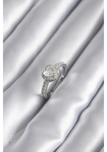 Pirinç Gümüş Renk Zirkon Taşlı Kalp Model Kadın Yüzük