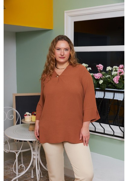 Yaka Detaylı Büyük Beden Bluz Camel