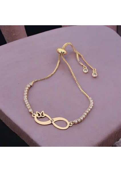 Zarif Tasarımıyla Sonsuzluk Kelebek Motifli Beyaz Taşlı ve 14 Ayar Altın Plakalı Harfe Özel Bileklik
