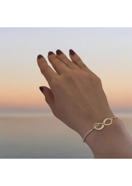 Zarif Tasarımıyla Sonsuzluk Kelebek Motifli Beyaz Taşlı ve 14 Ayar Altın Plakalı Harfe Özel Bileklik fiyatları