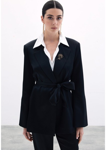 Broşlu Uzun Ceket - Siyah