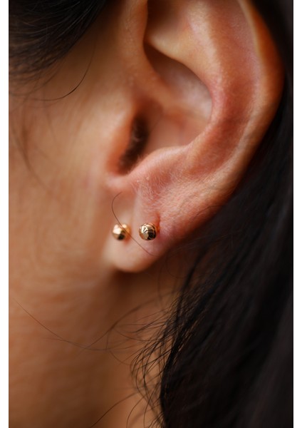 14 Ayar Altın Çevirmeli Vidalı Işıltılı Top Küpe 2 mm modelleri