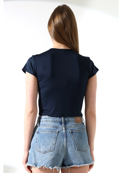 Soft Touch Bisiklet Yaka Kısa Kollu Crop Kesim Basic Düz Kadın T-Shirt 21974 Lacivert fırsatları