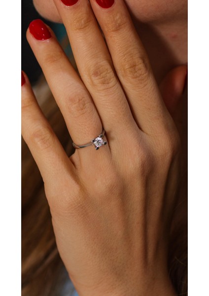 925 Ayar Gümüş 0,50 Ct Görünümlü Tektaş Yüzük