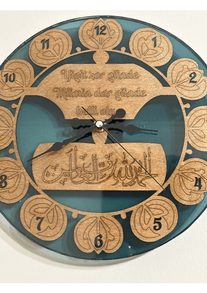 Ahşap Duvar Saati - Yiğit Zor Günde,mümin Dar Günde Belli Olur - Epoksi Reçine Kaplamalı - 30 cm