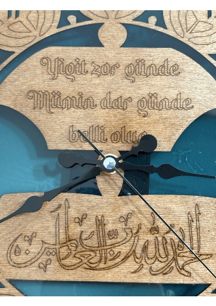 Ahşap Duvar Saati - Yiğit Zor Günde,mümin Dar Günde Belli Olur - Epoksi Reçine Kaplamalı - 30 cm