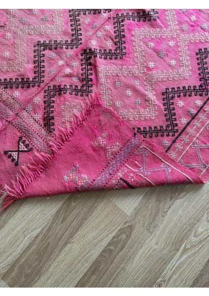 130 x 188 cm El Dokuma Pembe Türk Kilimi, Vintage Anadolu Yün Kilim, Benzersiz Çiçek Deseni, Yumuşak Pastel Renkler