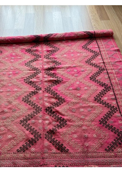 130 x 188 cm El Dokuma Pembe Türk Kilimi, Vintage Anadolu Yün Kilim, Benzersiz Çiçek Deseni, Yumuşak Pastel Renkler