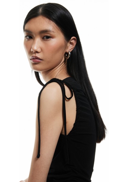 Drapeli Fiyonk Bağlama Detaylı Düz Yaka Kolsuz Body