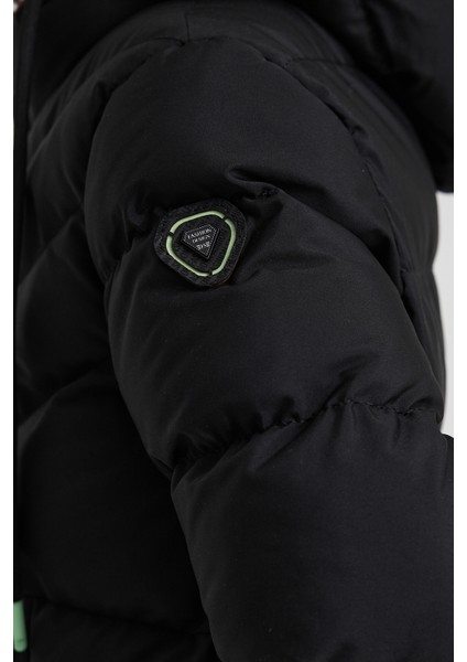 Siyah Erkek Çocuk Su ve Rüzgar Geçirmez Içi Kalın Kürklü Yıkanılabilir Mont & Kaban indirimleri