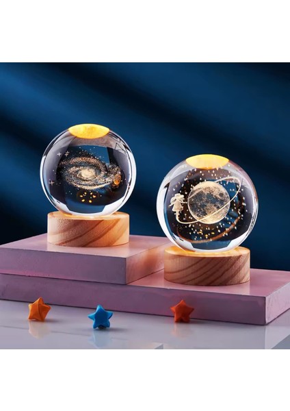 Dünyayı Dolaşan Gezgin Kız & Toz Bulutu 2'li Set Kristal Cam Kar Küresi – Usb’li Doğal Ahşap Tabanlı 3D Özel Lazer Işleme LED Dekoratif Lamba, Sürpriz Şık Zarif Top Biblo Konsept Hediyelik Eşya