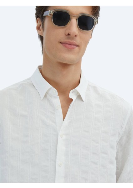 Beyaz Regular Fit Dokuma Klasik Gömlek fırsatları
