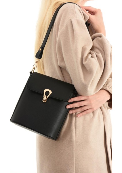 Kadın Siyah Renk Gold Toka Detaylı Ayarlanabilir Askılı Omuz Çanta