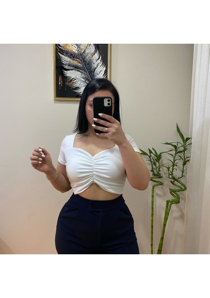 Büzgü Detaylı Şık Beyaz Crop
