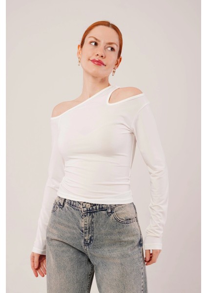 Omuz Dekolte Detaylı Beyaz Bluz