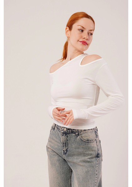 Omuz Dekolte Detaylı Beyaz Bluz modelleri