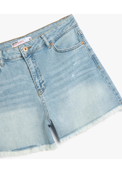 Rahat Kesim Yıpratma Detaylı Denim Şort