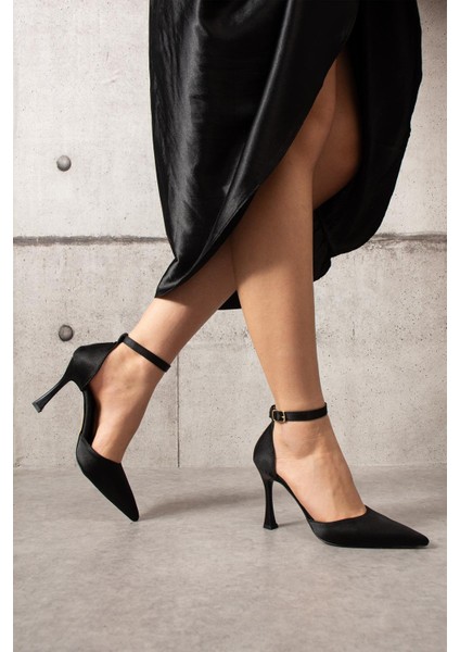 Felka Kadın Topuklu Bilekten Dolamalı Stiletto Siyah Saten