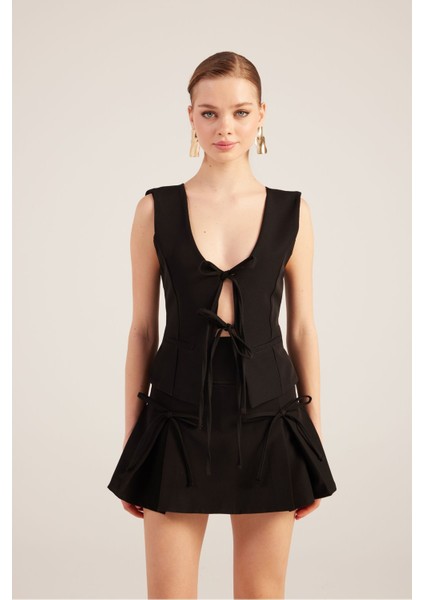 Kurdeleli Yüksek Bel Pilili Mini Elena Şort Etek Siyah fiyatları