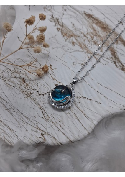 Mavi Gökyüzü Figürlü Çelik Kolye fırsatları