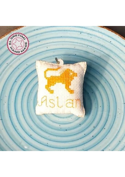4278 El Yapımı Aslan Burcu Kanaviçe Anahtarlık