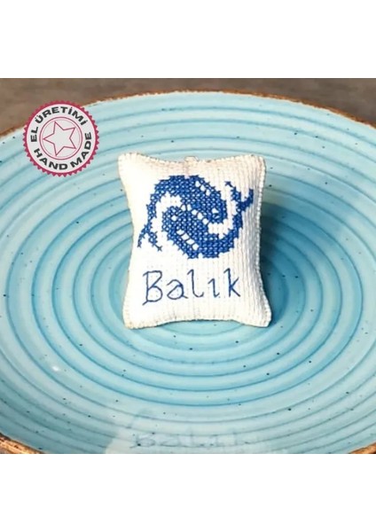 3607 El Yapımı Balık Burcu Kanaviçe Anahtarlık