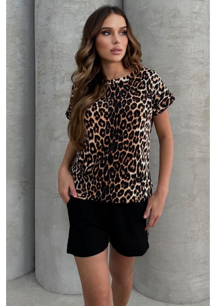Leopar Desenli Soft Touch Geniş Yaka Oversize T-Shirt