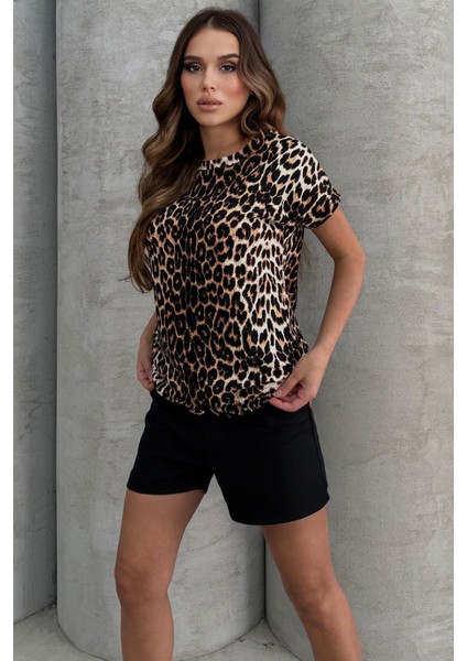 Leopar Desenli Soft Touch Geniş Yaka Oversize T-Shirt