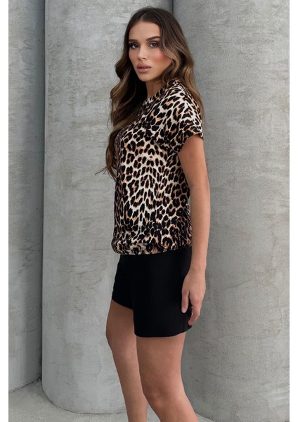 Leopar Desenli Soft Touch Geniş Yaka Oversize T-Shirt